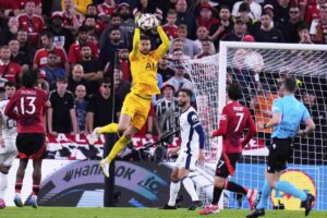 Guglielmo Vicario blocca il pallone in uscita