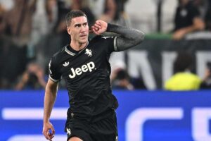 Vlahovic esulta dopo il gol segnato al Borussia