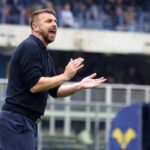 Paolo Zanetti applaude i suoi da bordocampo