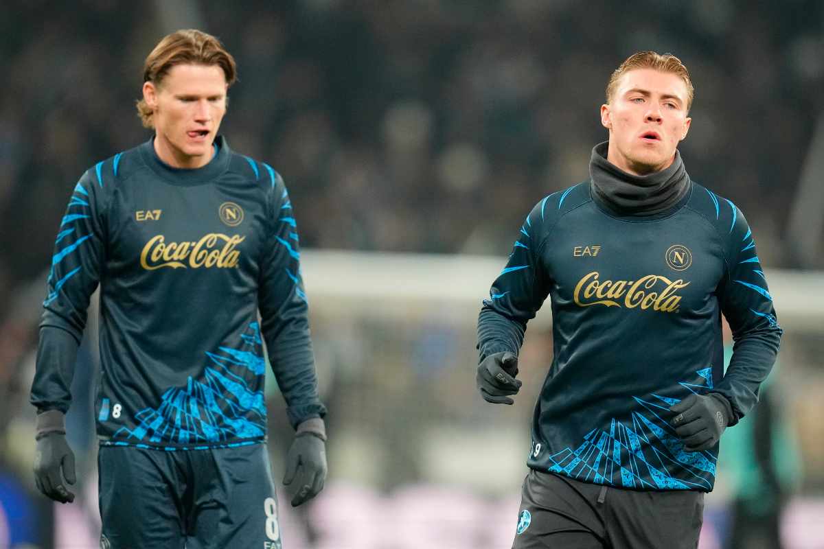 Due giocatori del Napoli durante il riscaldamento