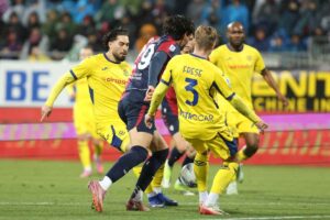 Giocatori dell'Hellas Verona e del Cagliari in campo