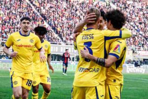 Giocatori dell'Hellas Verona in campo che si abbracciano